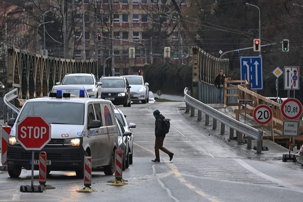 Opava stojí na červené. Obměna semaforů dál komplikuje městskou dopravu